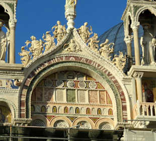 Hauptfassade mit polychromen Marmorplatten