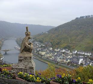 Blick von der Reichsburg auf die Mosel