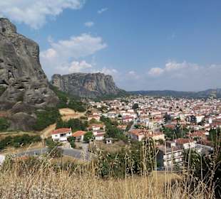 Das Städtchen Kalambaka und die Felsen