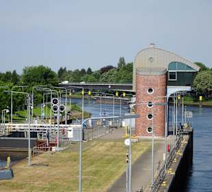 Sicht von der Brücke auf den Kontrollturm