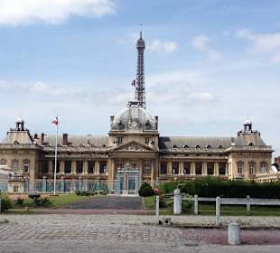 Szkoła Wojskowa (w tle kawałek Wieży Eiffla)