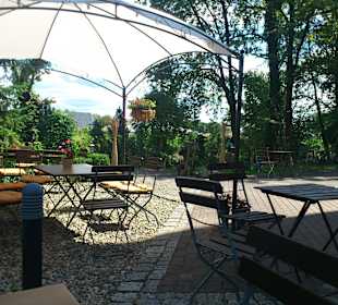 Gartenlokal mit ausreichend Sitzmöglichkeiten