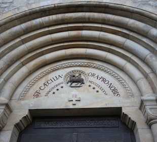 Schmuckbogen vom Turmportal