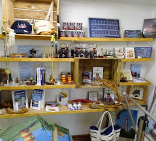 Im Museumsshop der Amrumbank