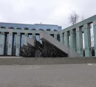 Oberstes Gericht - mit Denkmal Warschauer Aufstand