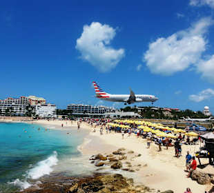 Flugzeug über dem Strand