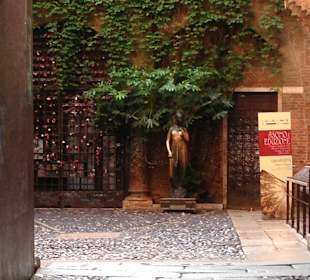 Пустой дворик (до открытия)