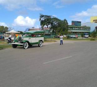 Oldtimer vor der Souvenirmarkt