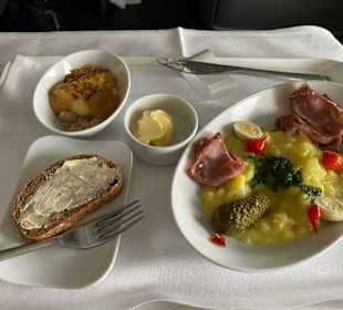 Roastbeaf mit Kartoffelsalat und Wachtele