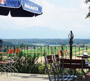 Plätze auf der Terrasse des Gasthofes 