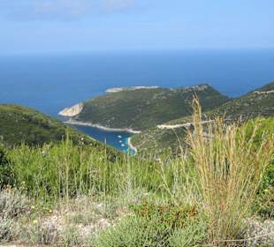 Bucht an der steilen Seite der Insel