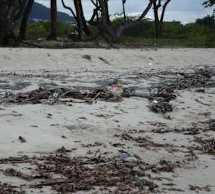 Strand rechts vom Hotel