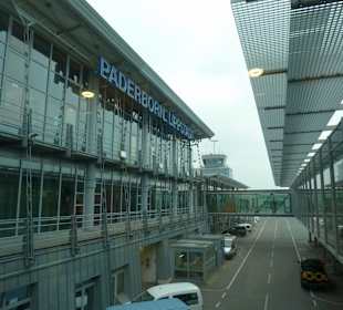 Rückseite der Abflug-/Ankunftshalle