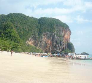 Überblick über den Pranang Cave Beach