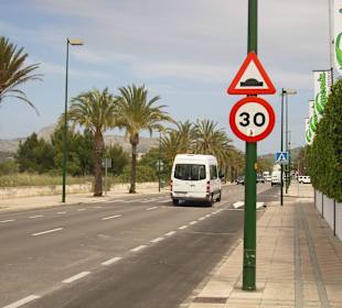 Mallorca Alcudia Asphalt Bodenwelle-2 für Tempo 30