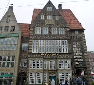 Mit Blick auf das Rathaus und den Bremer Dom