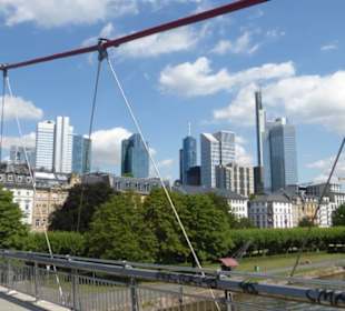 Auf dem Holbeinsteg - Blick auf Frankfurt
