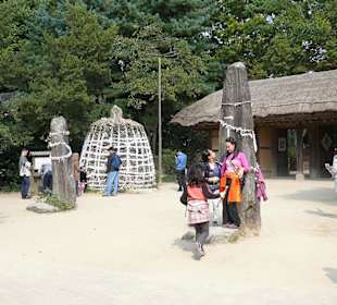 Folk Village Parkeingang