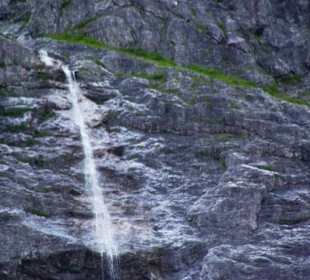Kleiner Wasserfall Eiskapelle