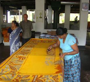 Bei der Arbeit in einer Batikfabrik
