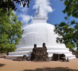 Dagoba auf Klostergelände Alahana Parivena