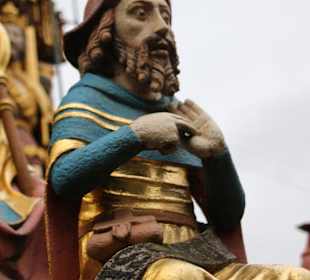 Figuren im Schönen Brunnen