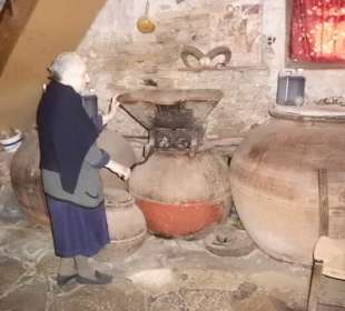 Inhaberin an der Weinpresse