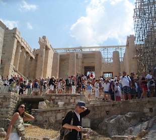 Überfüllte und eingerüstete Akropolis