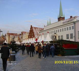 Weihnachtsmarkt neben dem Holstentor