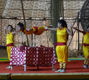 Das Mädchen liegt auf den Spitzen