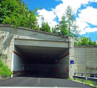 Einige Schutztunnel entlang der Strecke