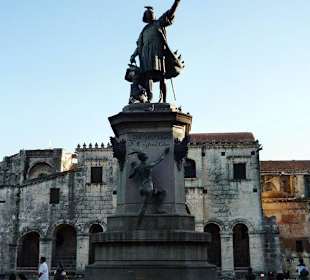 Statue von Christoph Columbus vor der Kathedrale