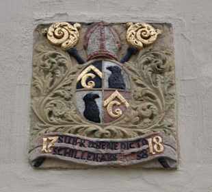 Wappen an der Außenmauer