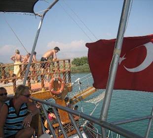 Sprung vom Schiff in den kalten Fluß!