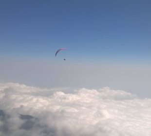 Drachenfliegen über den Wolken