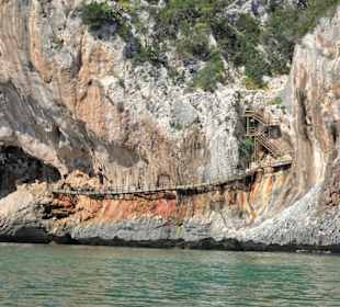 Holzkonstruktion für Wanderungen zur Grotte