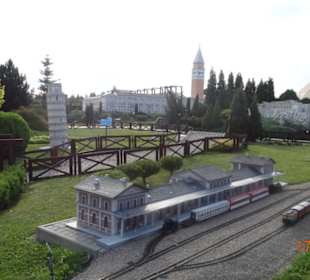 Jedna ze stacji mini pociągów w parku