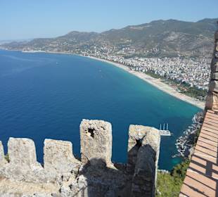 Výhled z hradu na Kleopatřinu pláž