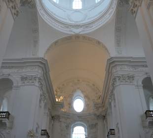 Die Kollegienkirche am Universitätsplatz