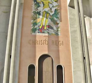 Eingangsportal der Kirche Christo Regi