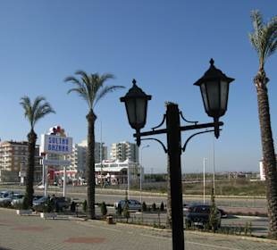 Vor dem Sultan Bazaar die Lara Turizm Yolu