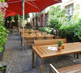 Der Biergarten des Schlenkerla hinter dem Haus