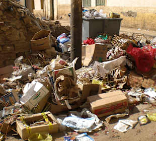 Müllberge in den Seitenstraße
