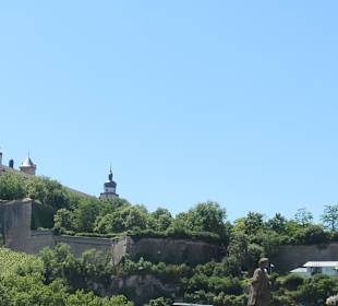 Blick von der Alten Mainbrücke zur Festung