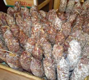 Das Salami-Angebot der Metzgerei