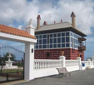 Das blaue Haus auf rotem Sockel