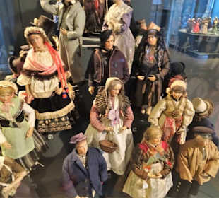 In der Trachtenabteilung des Museums