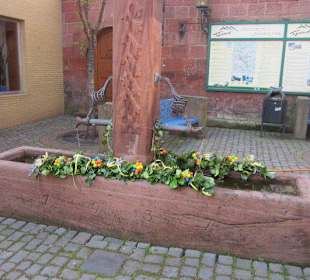 Geschmückter Brunnen