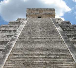 Die steile Treppe von Kukulcan