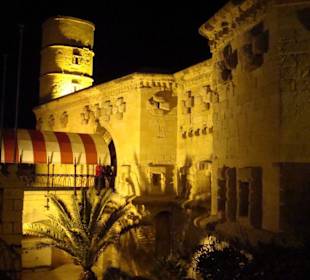 Restaurant in "Il-Fortizza" bei Nacht